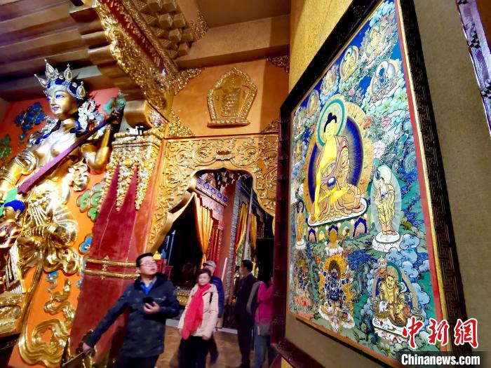 圖為仁俊畫(huà)院內(nèi)的唐卡?！?zhí)砀?攝