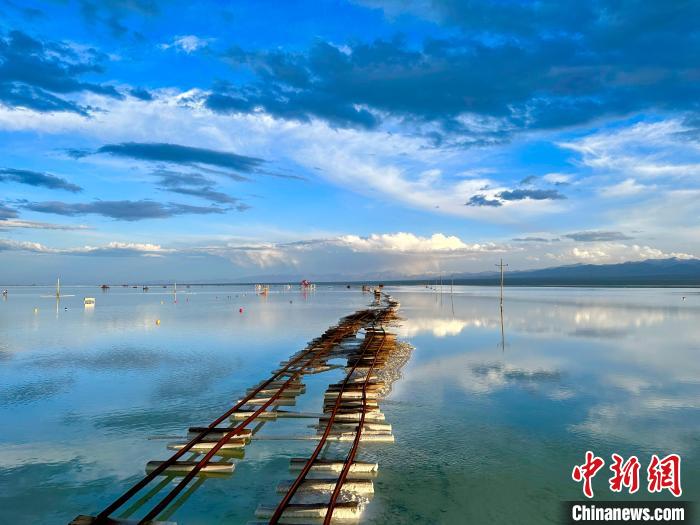 圖為茶卡鹽湖景區(qū)風光?！⒀?攝