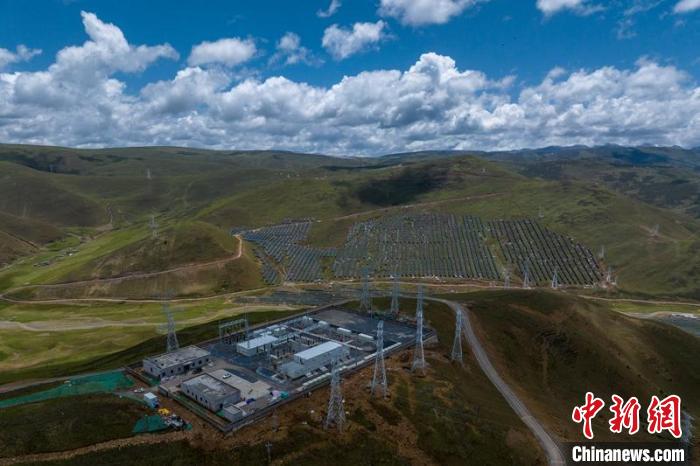 航拍建成投運(yùn)的柯拉一期光伏電站升壓站?！⒅铱?攝