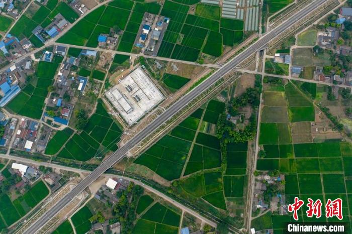空中俯瞰綿竹牽引變電所和川青鐵路成黃段鐵路線?！⒅铱?攝