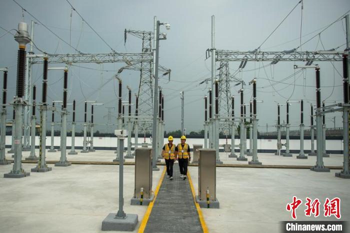 工作人員正在綿竹牽引變電所內(nèi)巡查設(shè)備受電運行情況?！⒅铱?攝