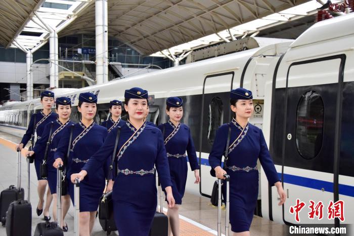 圖為青藏鐵路西格段“復(fù)興號”動車組乘務(wù)員新制服亮相?！|科力加 攝