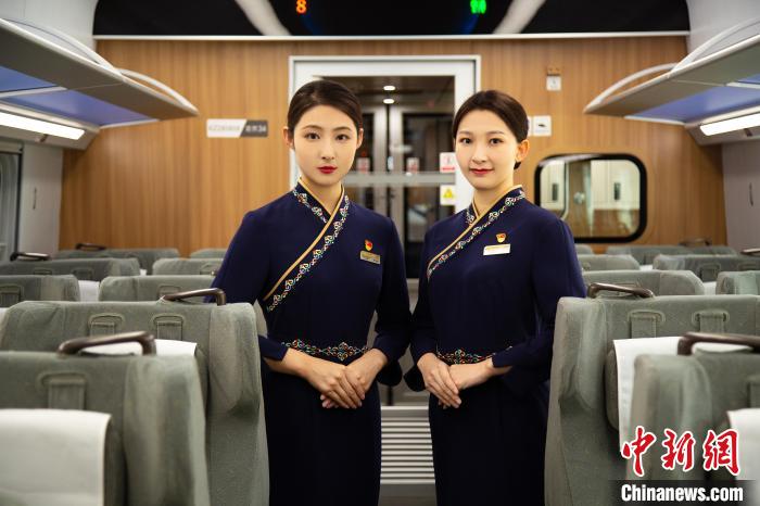 圖為整體色彩以“深藏青”為主調(diào)的西格段“復(fù)興號”動車組乘務(wù)員新制服。　李磊 攝