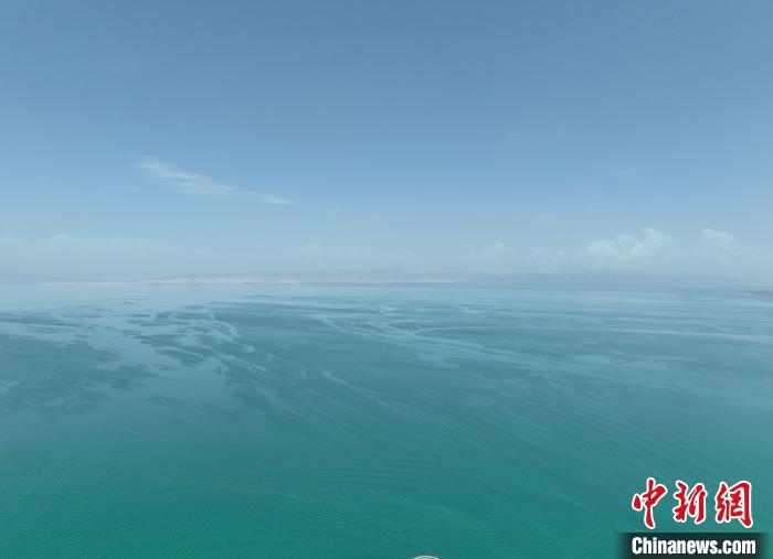 圖為航拍仲夏時節(jié)，青海湖水天一色?！∑钤鲚?攝