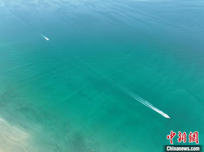 圖為航拍仲夏時節(jié)，青海湖湖水碧波蕩漾?！∑钤鲚?攝