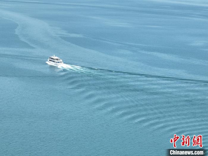 圖為航拍仲夏時節(jié)，青海湖湖水碧波蕩漾?！∑钤鲚?攝