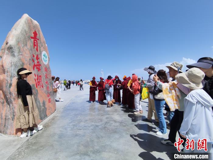 圖為航拍青海湖美景引游客拍照打卡?！∑钤鲚?攝