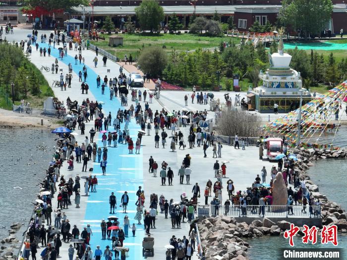 圖為航拍青海湖二郎劍景區(qū)游客眾多?！∑钤鲚?攝
