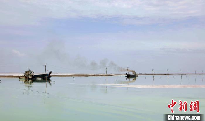 “天空之鏡”青海茶卡鹽湖：迎黃金旅游季，獨(dú)特景色引客來(lái)