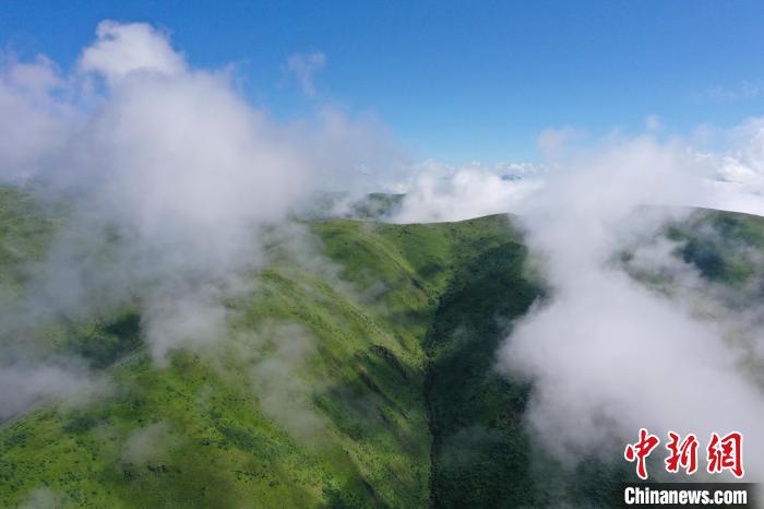航拍賽來(lái)塘鎮(zhèn)山間云霧繚繞?！●R銘言 攝