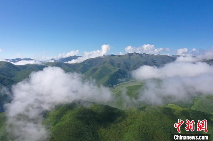 航拍賽來(lái)塘鎮(zhèn)山間云霧繚繞。　馬銘言 攝
