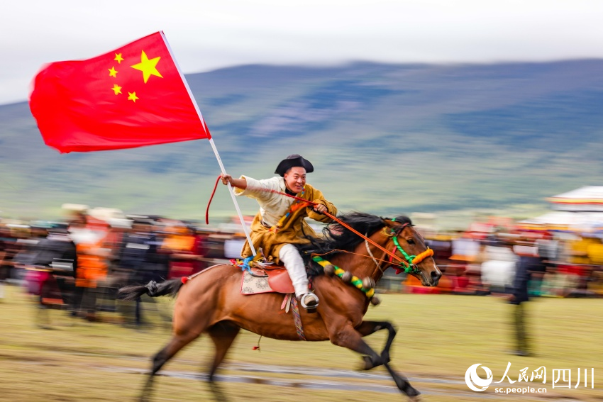 馬術(shù)表演現(xiàn)場(chǎng)。洛絨尼瑪攝