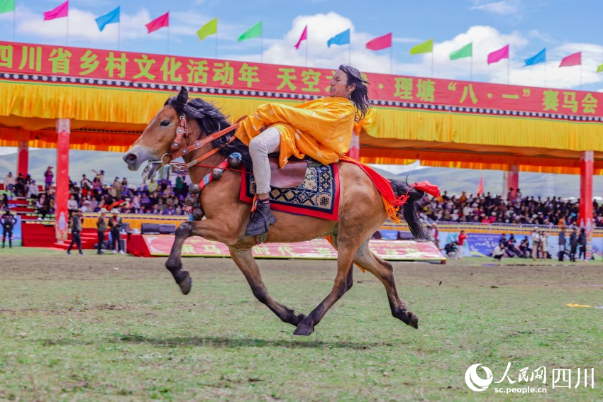 馬術(shù)表演現(xiàn)場(chǎng)。洛絨尼瑪攝