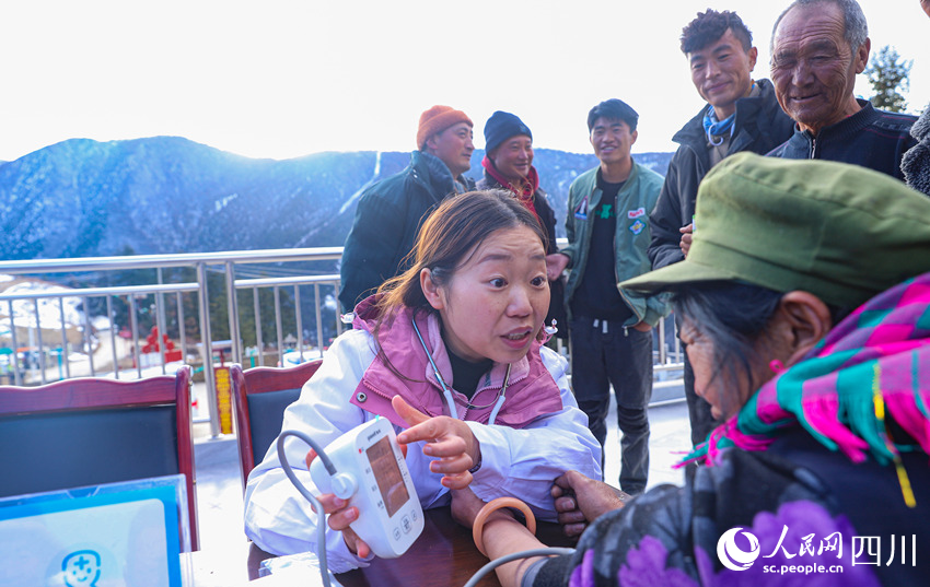 幫扶醫(yī)療小分隊(duì)成員為村民義診。劉學(xué)懿攝