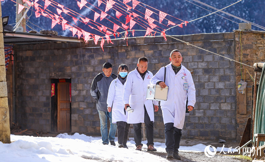 對(duì)口幫扶醫(yī)療小分隊(duì)行走在雪地里。劉學(xué)懿攝