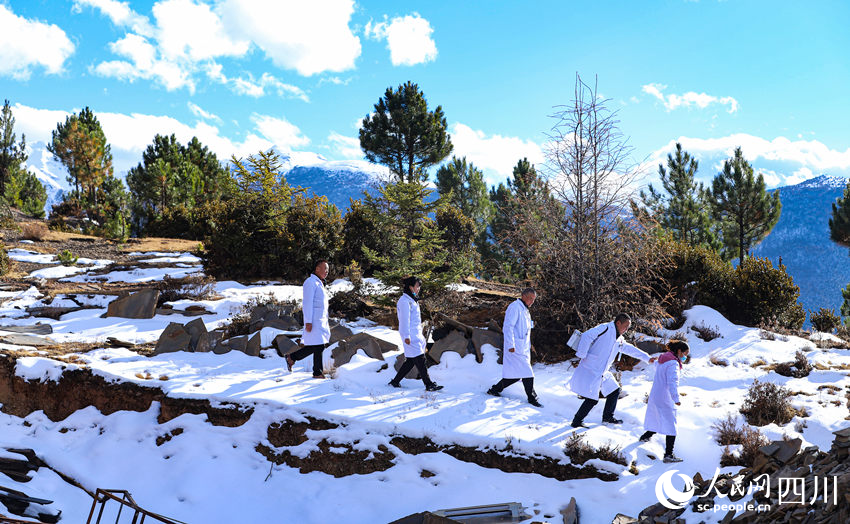 對(duì)口幫扶醫(yī)療小分隊(duì)行走在雪地里。劉學(xué)懿攝