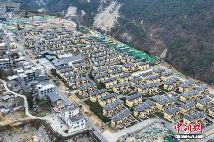 圖為2月1日，瀘定磨西鎮(zhèn)震后重建的安置小區(qū)。(無(wú)人機(jī)照片)<a target='_blank' href='/'><p  align=