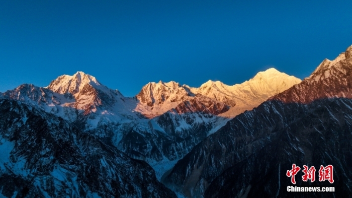 圖為2月1日，清晨陽光照在貢嘎雪山上，出現(xiàn)“日照金山”景觀。(無人機(jī)照片)<a target='_blank' href='/'><p  align=