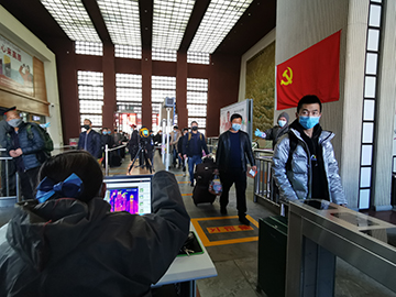 拉薩火車站工作人員對出站旅客進行紅外線測溫。趙越拍攝.jpg