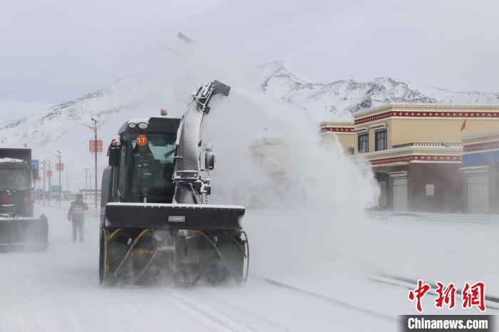圖為該支隊(duì)官兵正在清理路面積雪?！《崦刺?攝