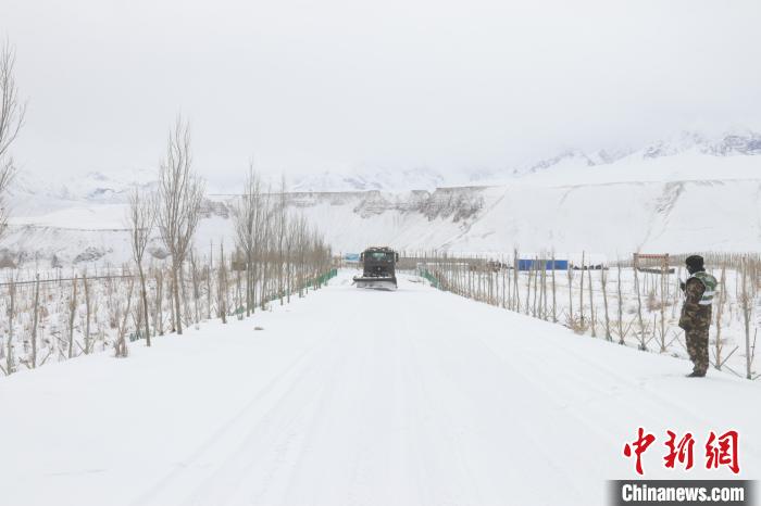圖為救援官兵正在緊急清理路面積雪?！《崦刺?攝