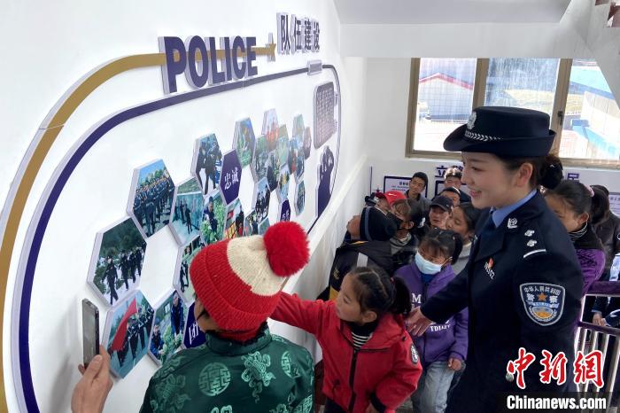 山南邊境管理支隊(duì)勒布邊境派出所舉行警營(yíng)開放日活動(dòng)，邀請(qǐng)駐地民眾進(jìn)警營(yíng)，了解民警工作生活?！∏f冀 攝