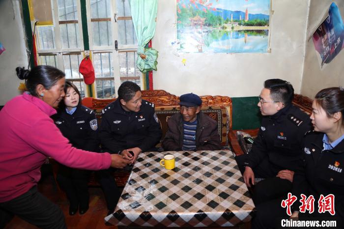亞?wèn)|出入境邊防檢查站民警走訪慰問(wèn)轄區(qū)困難群眾。　張雨強(qiáng) 攝