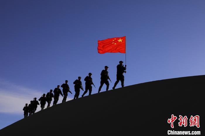 日喀則邊境管理支隊(duì)幾腳橋邊境檢查站民警在轄區(qū)開展巡邏工作?！↓埿▲P 攝