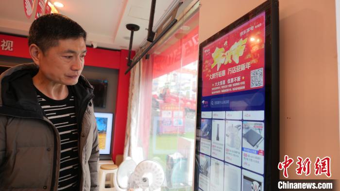 圖為店內(nèi)放置的可在線選購商品的觸摸電子展示屏?！≈x牧 攝