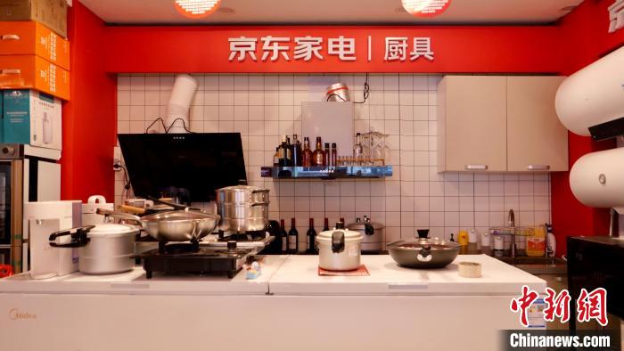 圖為店內(nèi)部分商品展示?！≈x牧 攝