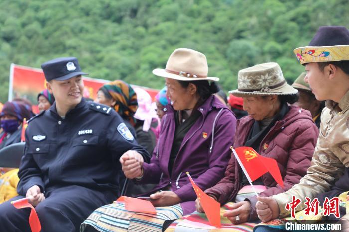 圖為李陽副所長(前排左一)與卓嘎、央宗姐妹共同參加愛國主義教育活動(dòng)。　德吉 攝