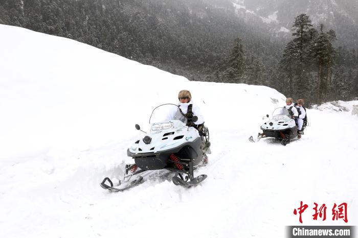 圖為雪地摩托車開路?！⊙鸩?攝