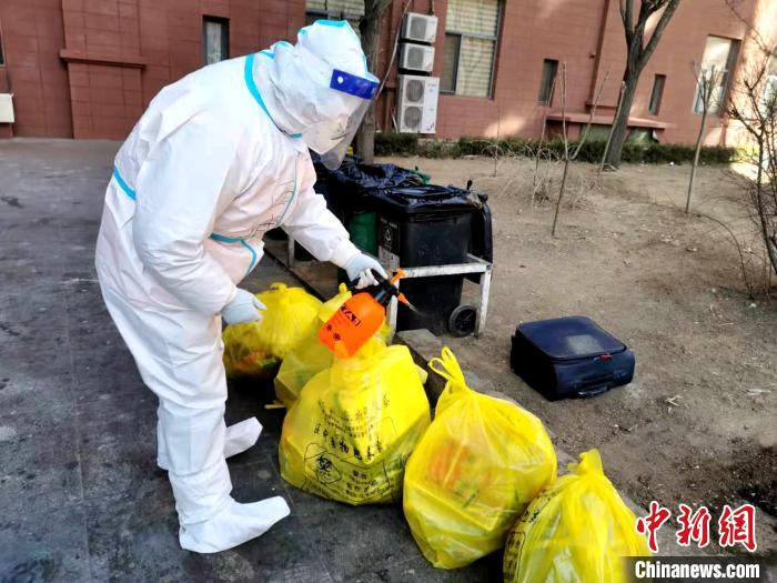 給垃圾做消殺?！¤F西區(qū)委宣傳部 攝