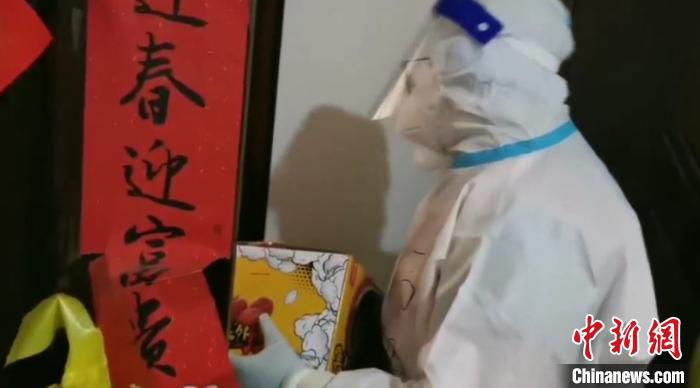 為封閉在家居民送快遞?！¤F西區(qū)委宣傳部 攝