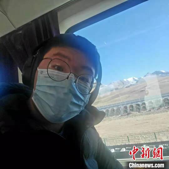 1月8日在西藏那曲開往拉薩火車上。　受訪者供圖 攝
