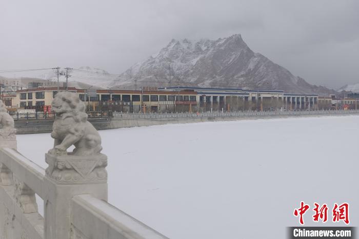 圖為2月5日傍晚時(shí)分的西藏阿里獅泉河鎮(zhèn)雪景。　王世才 攝
