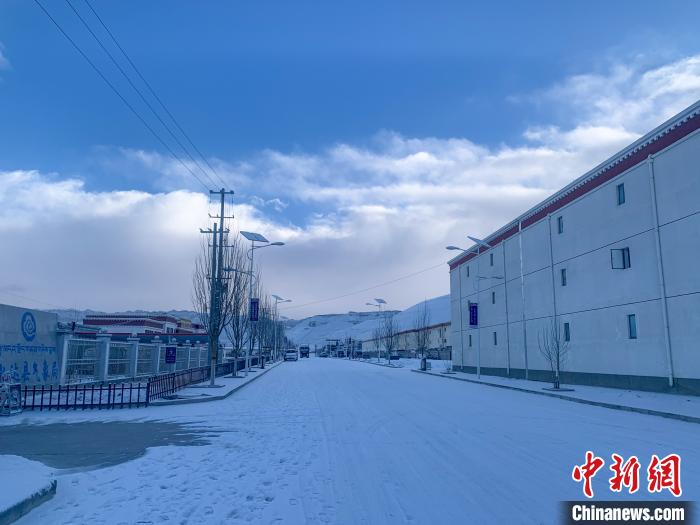 圖為西藏札達(dá)縣街道被積雪覆蓋?！?qiáng)久 攝