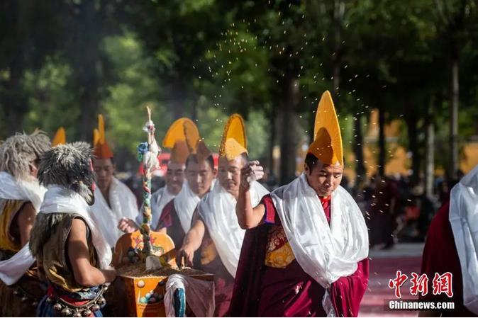 資料圖：扎什倫布寺跳神活動結(jié)束后，僧眾依次拋撒“切瑪”盒中的青稞祈福。<a target='_blank' ><p  align=