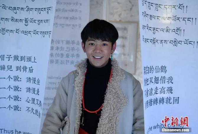圖為丁真在理塘勒通古鎮(zhèn)倉央嘉措微型博物館里留影。<a target='_blank' ><p  align=