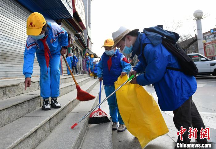 圖為拉薩市小學(xué)生打掃街道?！∝暩聛硭?攝