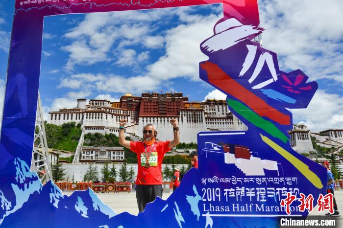 資料圖為2019年8月18日，拉薩舉行半程馬拉松賽?！〗w波 攝