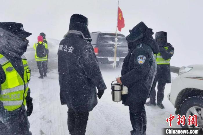 強(qiáng)降雪后，西藏安多縣警方在國道109線唐古拉山段開展除雪保通工作?！“捕嗫h公安局 供圖 攝