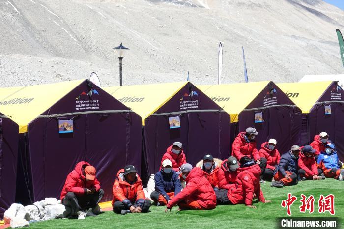 5月9日，登山隊(duì)員在珠峰北坡登山大本營(yíng)歇息?！∪轿木?攝