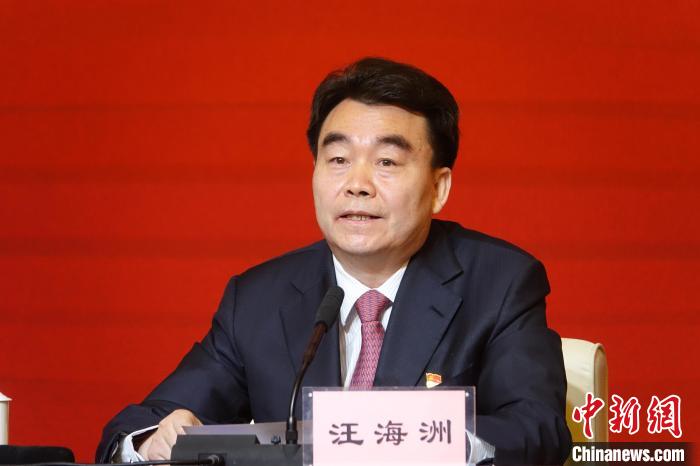 汪海洲在發(fā)布會(huì)上介紹西藏自治區(qū)黨史學(xué)習(xí)教育開展情況?！∪轿木?攝
