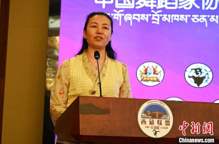 圖為西藏自治區(qū)舞蹈家協(xié)會主席達娃拉姆致辭。　趙朗 攝
