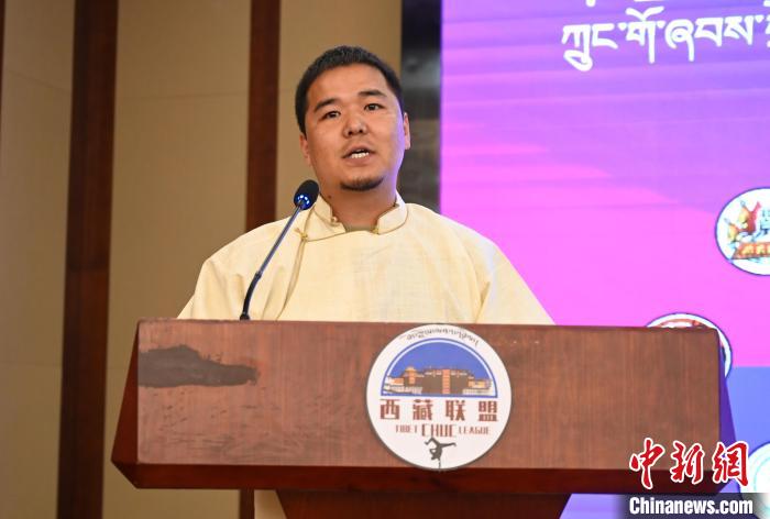 圖為西藏街舞聯(lián)盟常務副主任朗卡旺青致辭。　趙朗 攝