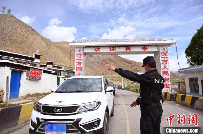 圖為移民管理警察示意司機停車接受檢查?！≮w朗 攝