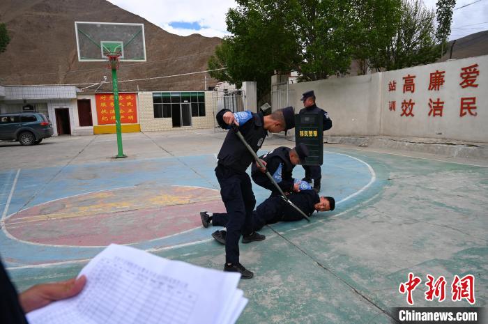 圖為移民管理警察進行警務技能考核。　趙朗 攝