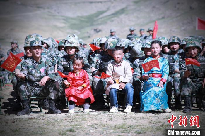 圖為駐地小朋友參加此次活動(dòng)?！?普布扎西 攝