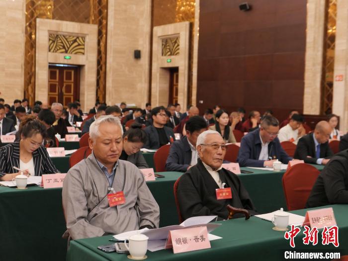 圖為西藏自治區(qū)各族各界慶祝中國共產(chǎn)黨成立100周年座談會現(xiàn)場。　謝牧 攝